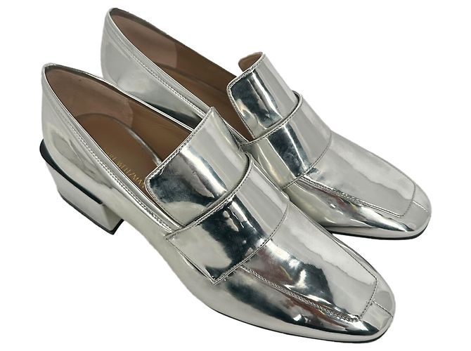 Stuart Weitzman Sawyer Block Heel Loafer aus metallic-silbernem Lackleder - Ansicht 5