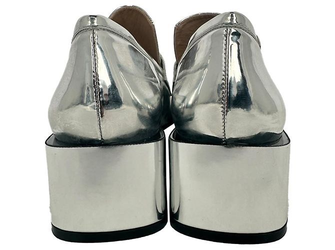 Stuart Weitzman Sawyer Block Heel Loafer aus metallic-silbernem Lackleder - Ansicht 6