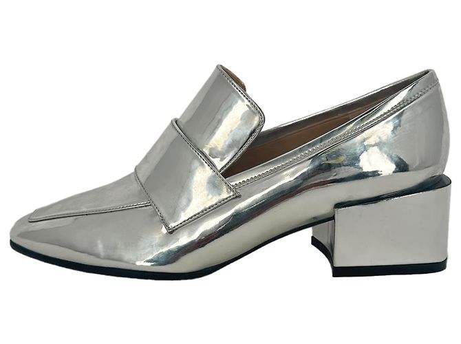 Stuart Weitzman Sawyer Block Heel Loafer aus metallic-silbernem Lackleder - Ansicht 7