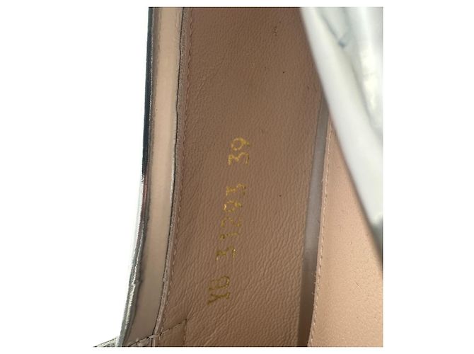 Stuart Weitzman Sawyer Block Heel Loafer aus metallic-silbernem Lackleder - Ansicht 8