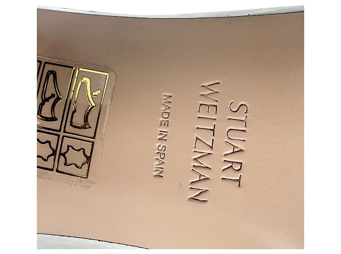 Stuart Weitzman Sawyer Block Heel Loafer aus metallic-silbernem Lackleder - Ansicht 9