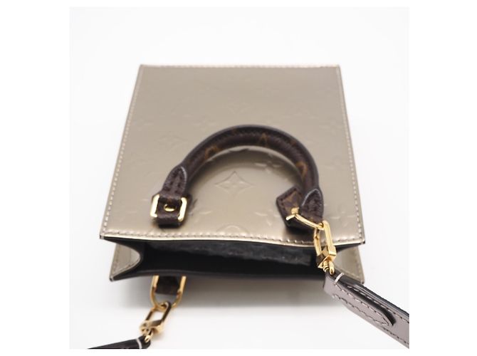 Borsa a tracolla Louis Vuitton Monogram Vernis Petite Sac Plat Taupe - vista 6