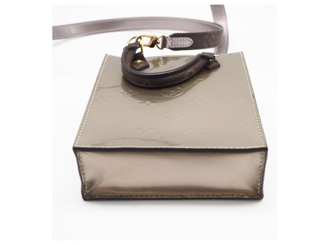 Borsa a tracolla Louis Vuitton Monogram Vernis Petite Sac Plat Taupe - vista 7