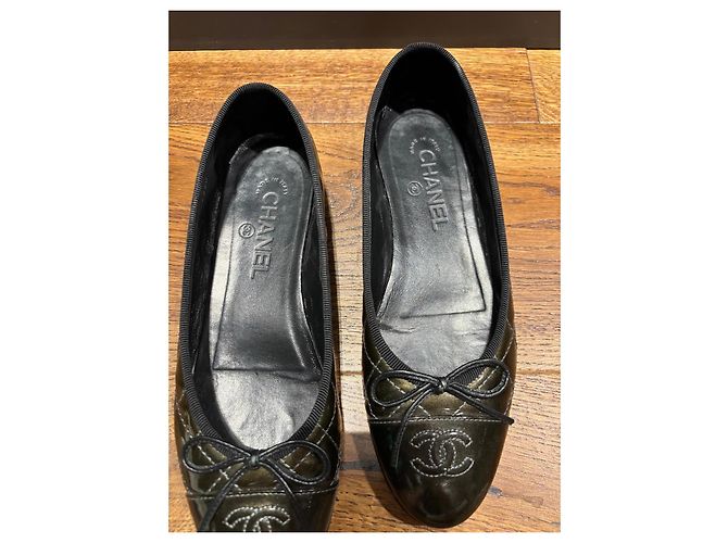 Chanel Bailarinas de piel charol acolchada - vista 13