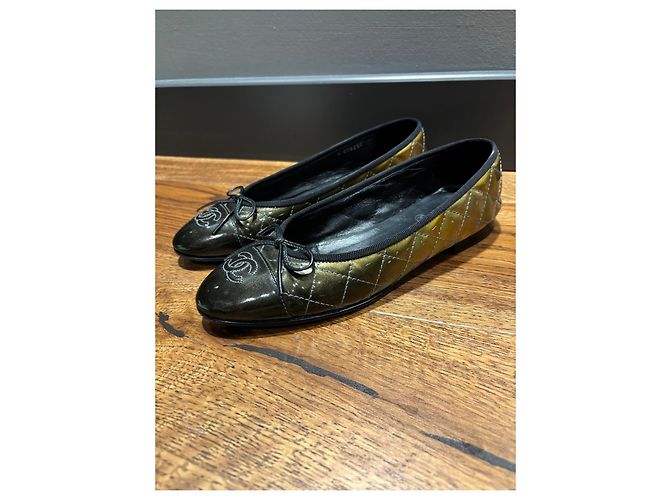 Chanel Bailarinas de piel charol acolchada - vista 2