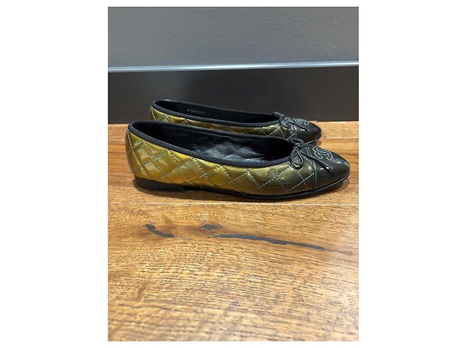 Chanel Bailarinas de piel charol acolchada - vista 3