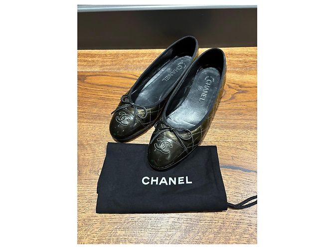 Chanel Bailarinas de piel charol acolchada - vista 6