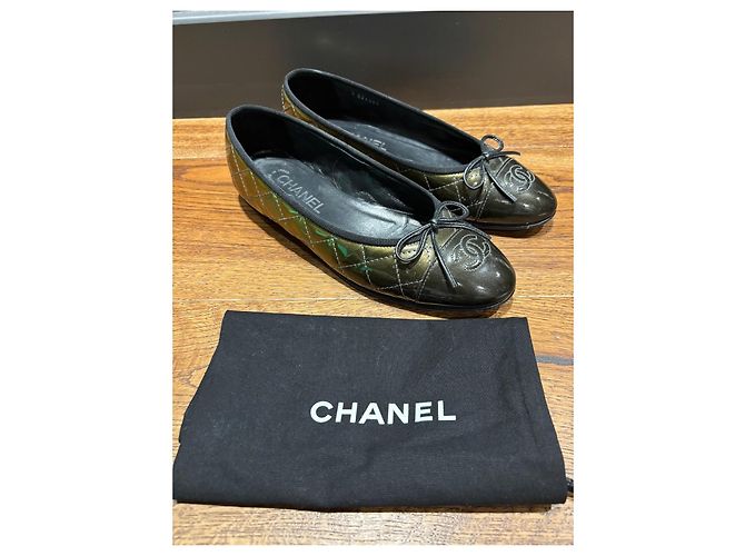 Chanel Bailarinas de piel charol acolchada - vista 9