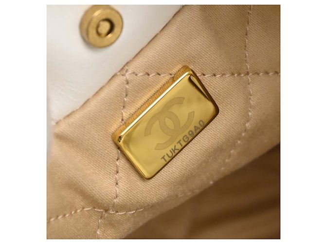 Chanel 22 Chain Hobo Quilted Calfskin Mini - vista 5