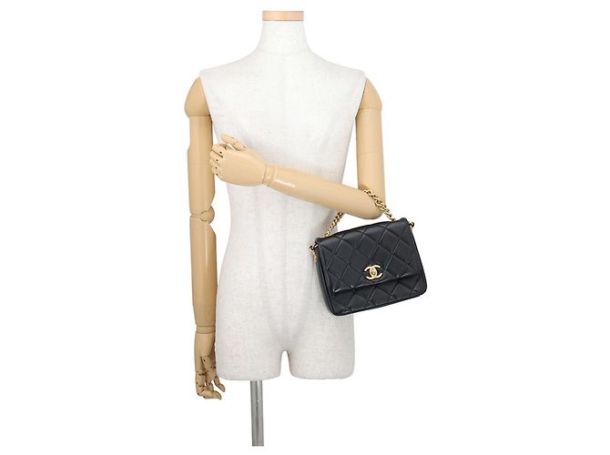 Borsa a tracolla Chanel Matelassé in pelle d'agnello nera - vista 4
