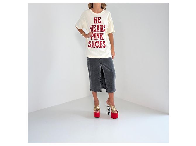 Camiseta Oversized Gucci "He Wears Pink Shoes" - vista 2