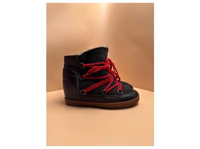Stivaletti con zeppa Isabel Marant in camoscio nero e pelle con lacci rossi - vista 2