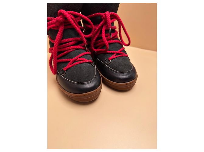 Stivaletti con zeppa Isabel Marant in camoscio nero e pelle con lacci rossi - vista 4