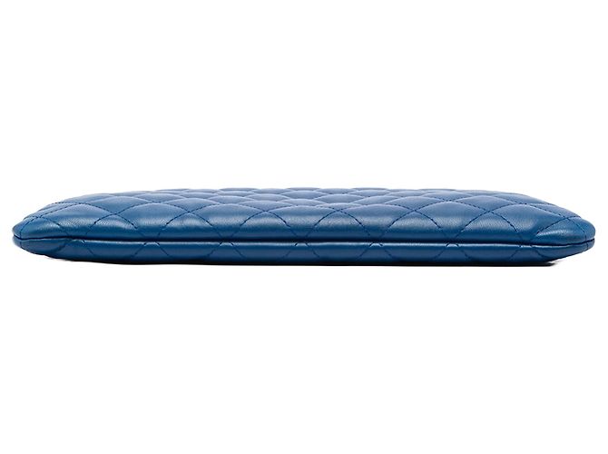 Clutch Chanel Medium Quilted Lambskin O Case Azul - vista 3