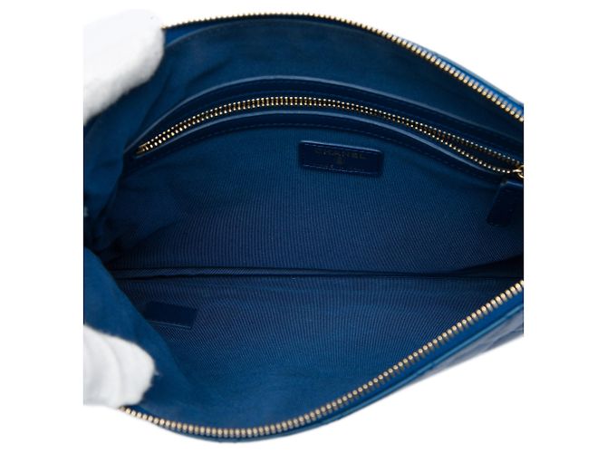 Clutch Chanel Medium Quilted Lambskin O Case Azul - vista 4