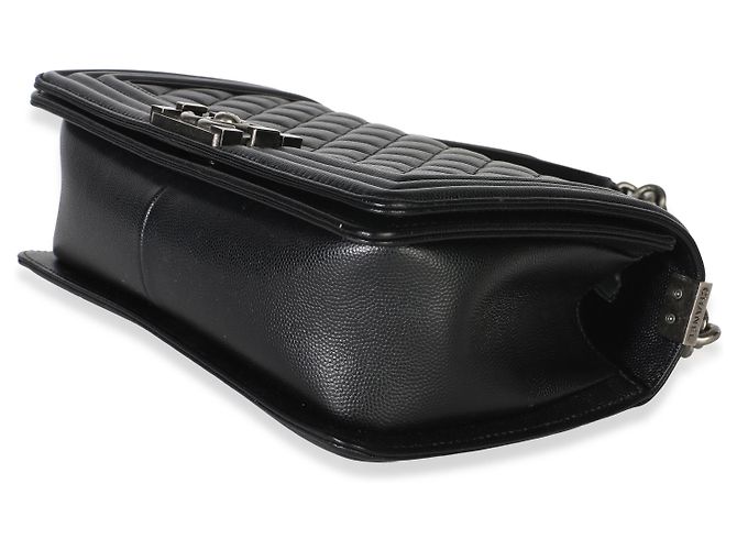 Borsa Chanel Medium Boy Bag in pelle caviar matelassé nera - vista 6