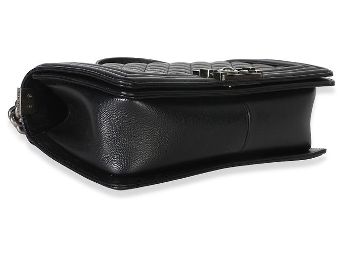 Borsa Chanel Medium Boy Bag in pelle caviar matelassé nera - vista 7