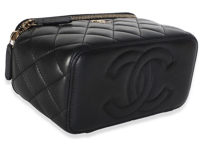 Chanel Vanity Case Piccolo in Pelle di Agnello Matelassé Nero con Manico Superiore e Catena - vista 7