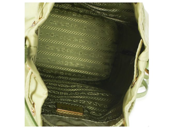 Prada Mini Bucket Bag Re-Edition 1978 in Re-Nylon Ivy Green - vista 5