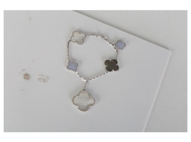 Van Cleef & Arpels Magic Alhambra Armband aus Weißgold, Perlmutt und Chalcedon - Ansicht 6