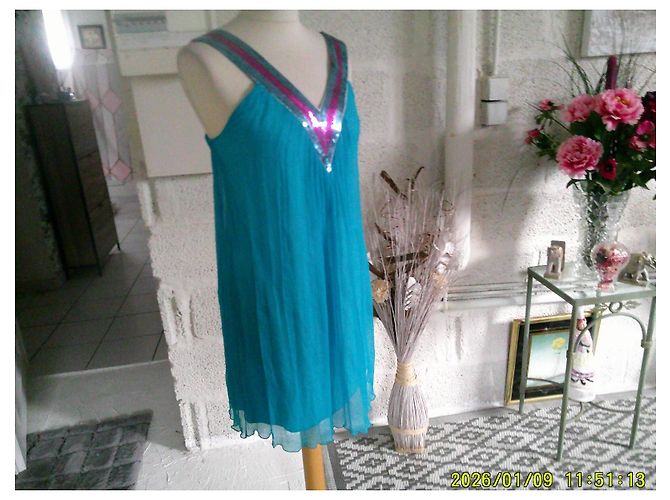Autre Marque Queeni Abito corto turchese con paillettes e scollo a V - vista 2