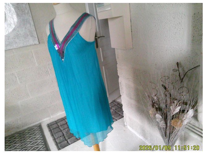 Autre Marque Queeni Abito corto turchese con paillettes e scollo a V - vista 3