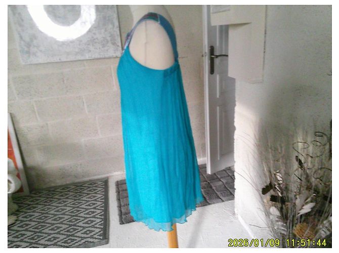 Autre Marque Queeni Abito corto turchese con paillettes e scollo a V - vista 4