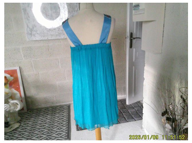 Autre Marque Queeni Abito corto turchese con paillettes e scollo a V - vista 5