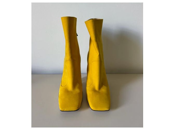 Botines Fendi de ante amarillo - vista 2