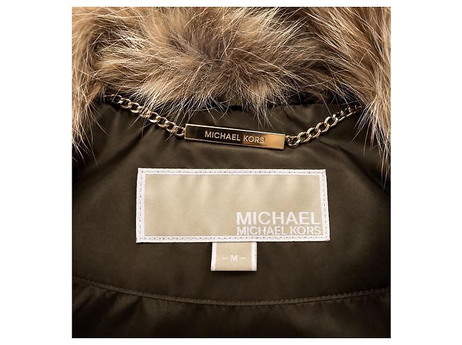 Michael Kors Casaco Puffer Curto Cáqui com Gola de Pele - vista 3