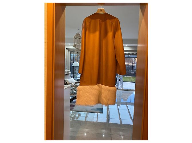 Loewe Ledermantel mit weißem Fellbesatz in Camel - Ansicht 2