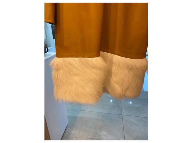Loewe Ledermantel mit weißem Fellbesatz in Camel - Ansicht 4