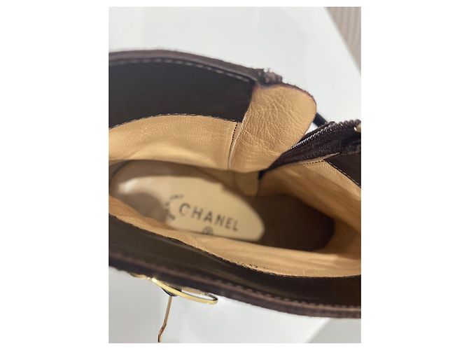 Bottines Chanel en daim marron et cuir verni - vue 10