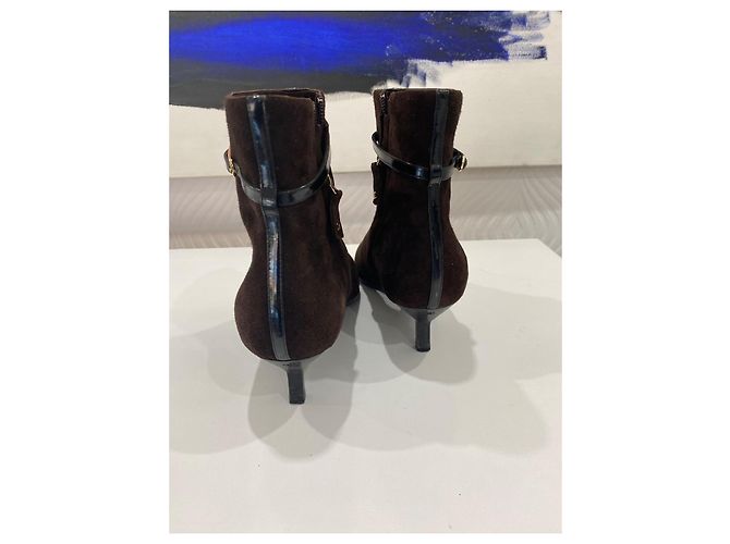 Bottines Chanel en daim marron et cuir verni - vue 3