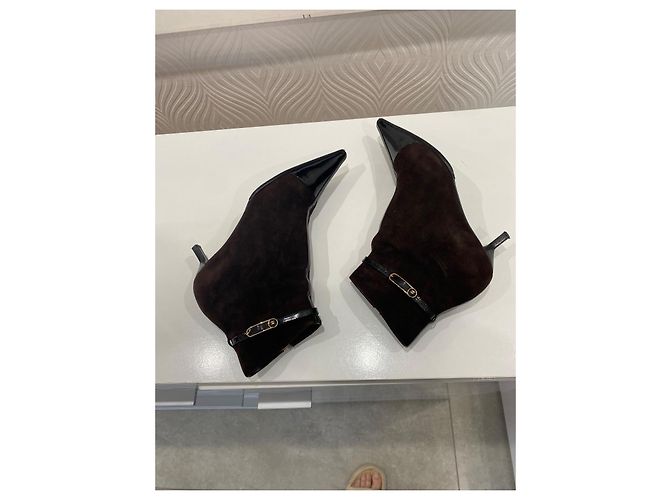 Bottines Chanel en daim marron et cuir verni - vue 4
