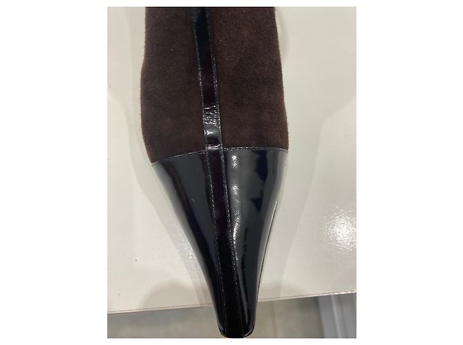 Bottines Chanel en daim marron et cuir verni - vue 5