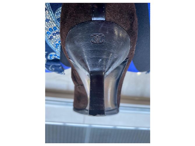 Bottines Chanel en daim marron et cuir verni - vue 7