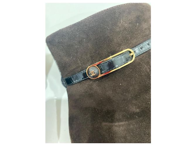 Bottines Chanel en daim marron et cuir verni - vue 8