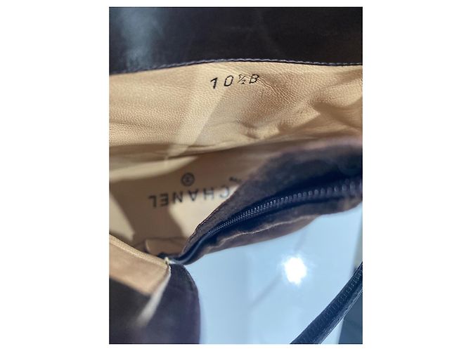 Bottines Chanel en daim marron et cuir verni - vue 9
