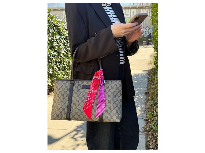 Una bellissima borsa Tote di Gucci con il classico monogramma GG e dettagli in pelle viola. - vista 2