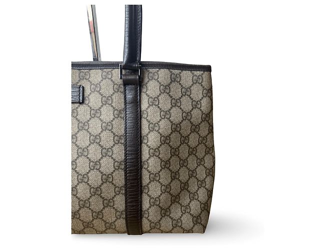 Una bellissima borsa Tote di Gucci con il classico monogramma GG e dettagli in pelle viola. - vista 3