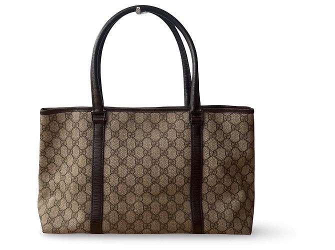 Una bellissima borsa Tote di Gucci con il classico monogramma GG e dettagli in pelle viola. - vista 4