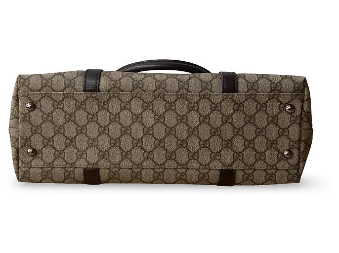 Una bellissima borsa Tote di Gucci con il classico monogramma GG e dettagli in pelle viola. - vista 6