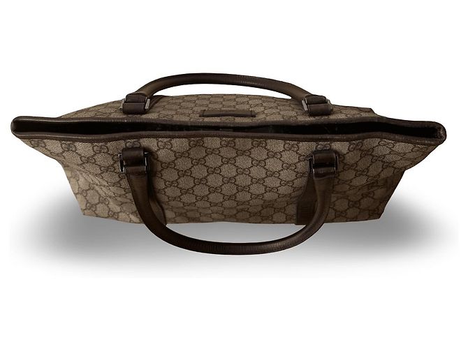 Una bellissima borsa Tote di Gucci con il classico monogramma GG e dettagli in pelle viola. - vista 7