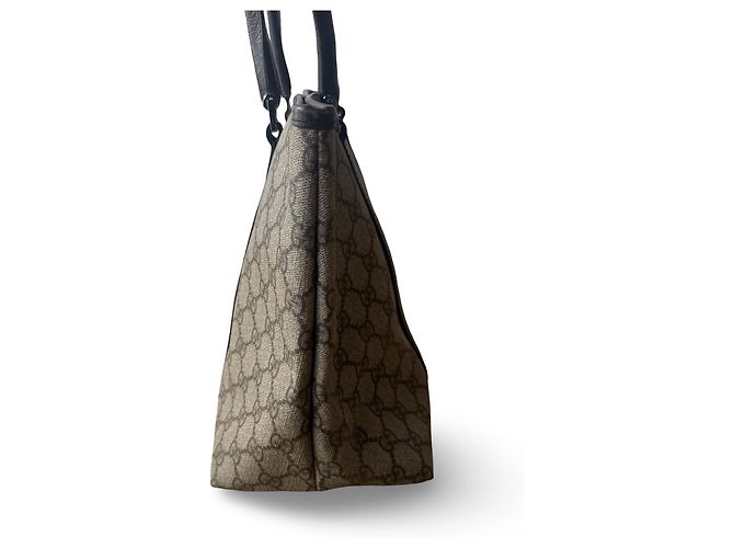 Una bellissima borsa Tote di Gucci con il classico monogramma GG e dettagli in pelle viola. - vista 8