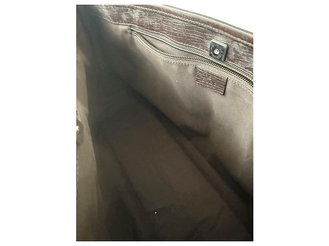 Una bellissima borsa Tote di Gucci con il classico monogramma GG e dettagli in pelle viola. - vista 9