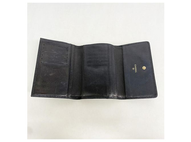 Portafoglio tri-fold Chanel in pelle di vitello granulata nera - vista 3