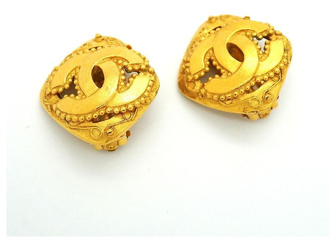 Pendientes de clip Chanel chapados en oro - vista 2