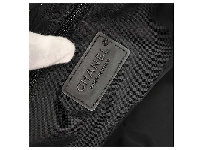 Chanel Sport Line Bolsa Duffle em Nylon Acolchoado Grande com Bolso Duplo - vista 4