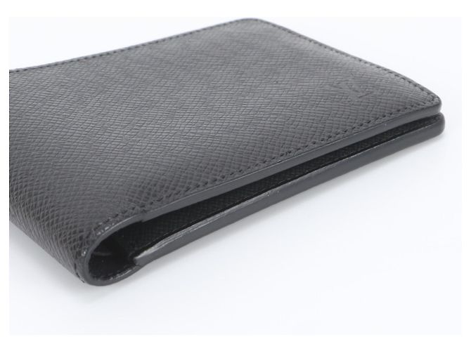 Louis Vuitton Cartera Multiple Taiga con protección RFID - vista 3